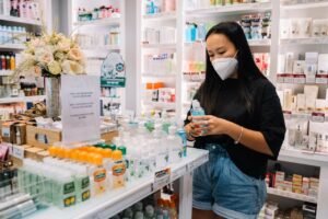 mujer dentro de una farmacia comprando productos