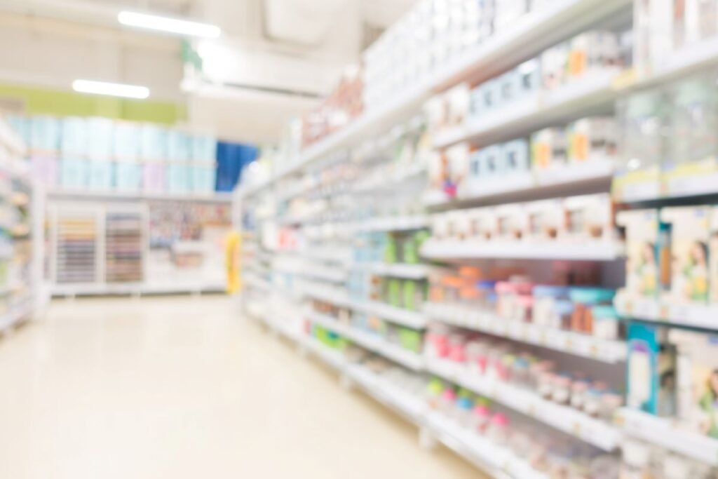 pasillo lleno de medicamentos en farmacia