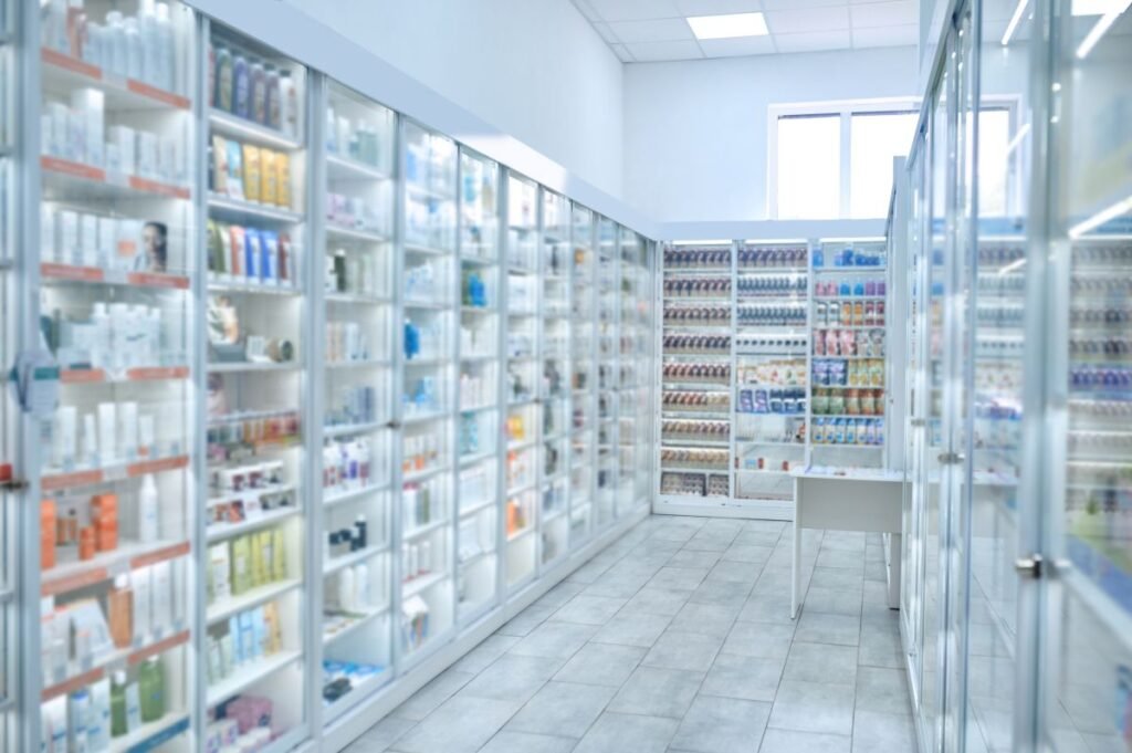 farmacia moderna bien iluminada