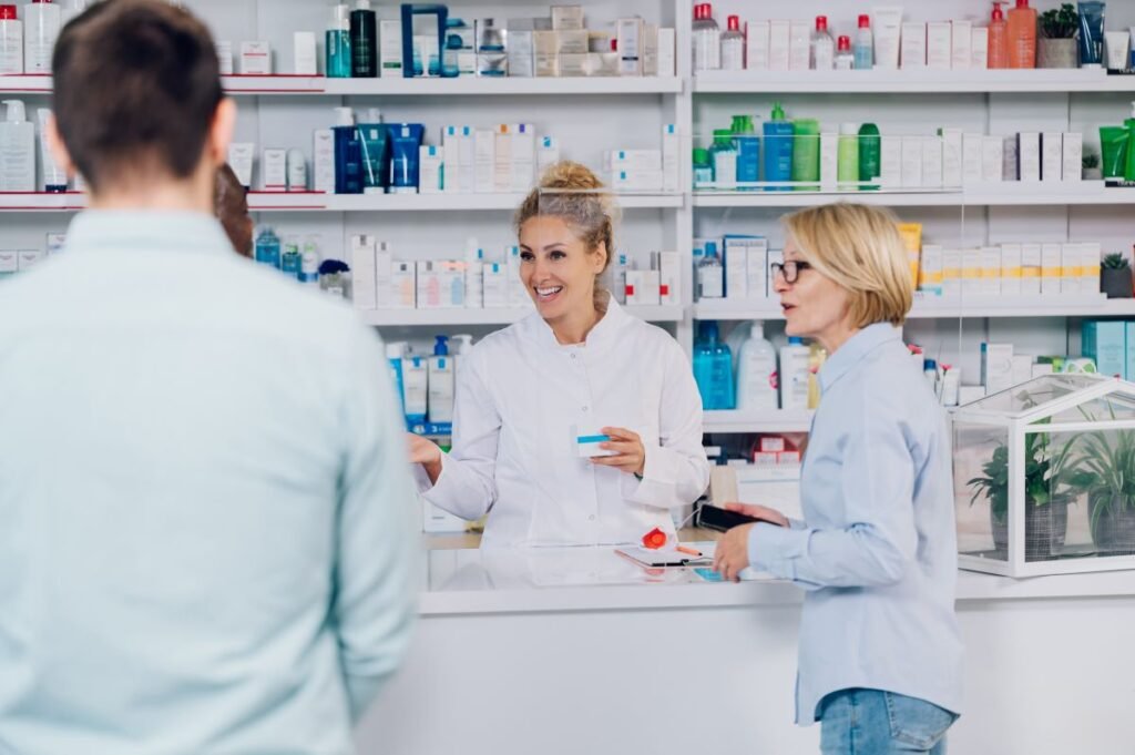 mujer farmaceuta trabajando con clientes