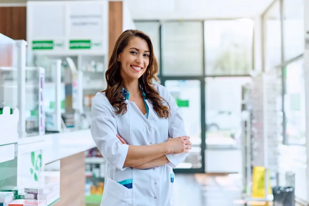 mujer farmaceuta con uniforme dentrod e farmacia