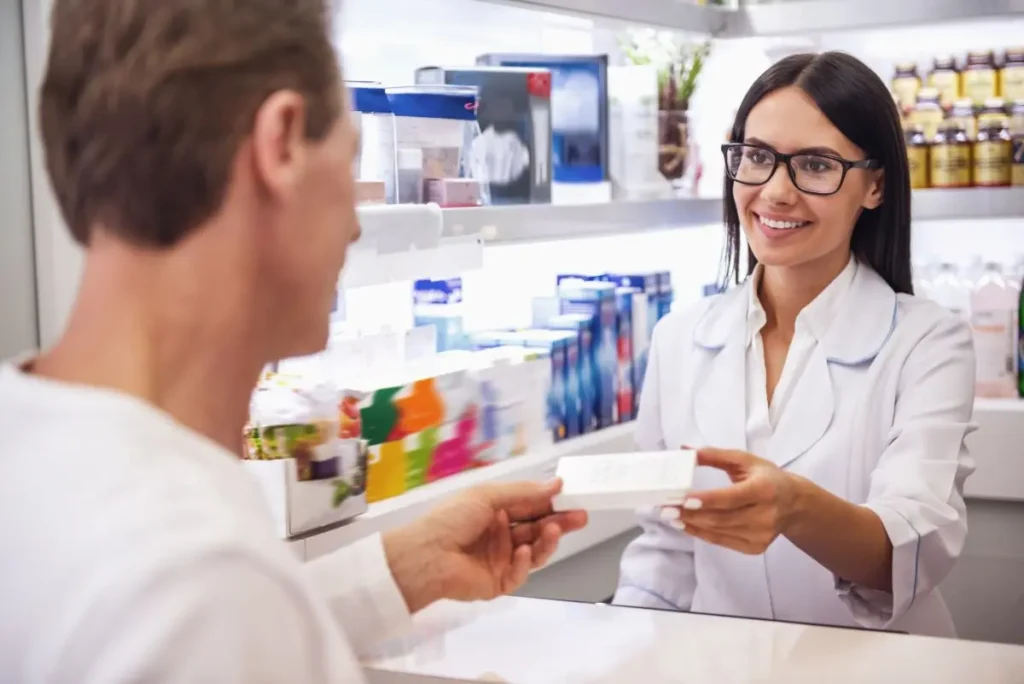 persona comprando medicamentos en farmacia