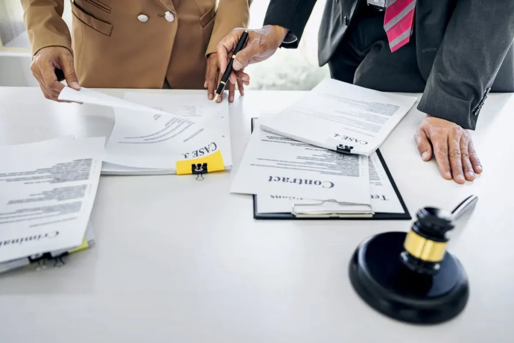 presonas celebrando transmision de farmacia