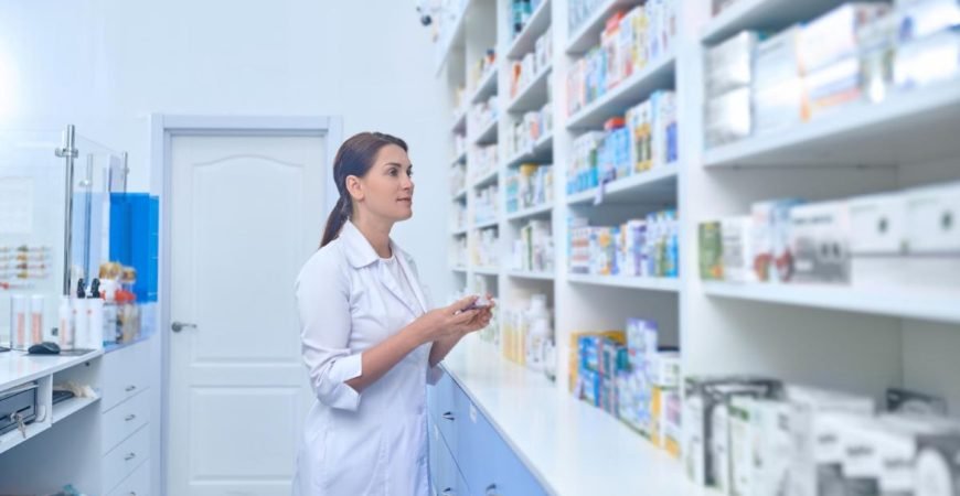 famraceuta ordenando medicamentos