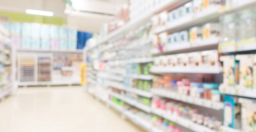 pasillo lleno de medicamentos en farmacia