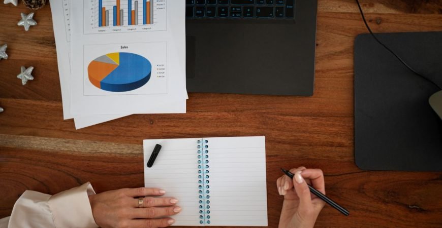 businesswoman-working-ate-her-desk-writing-in-note-2026-01-08-02-27-42-utc