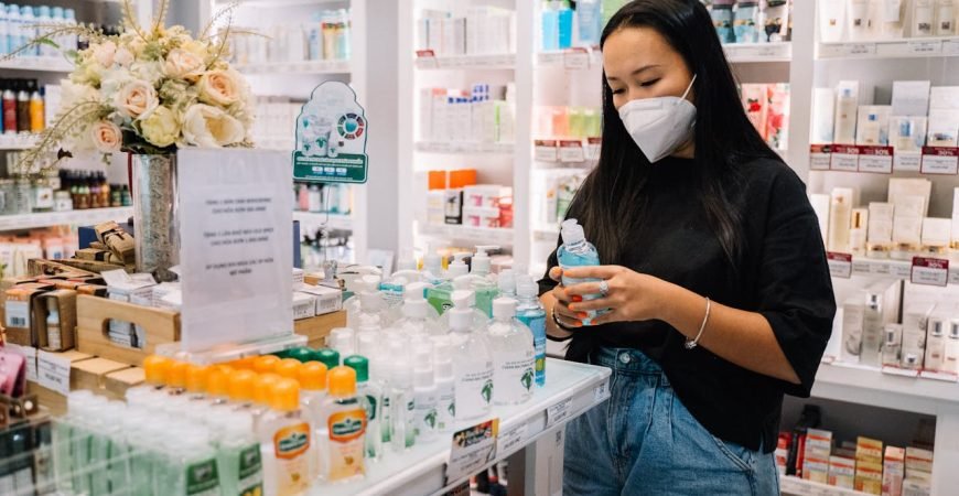 mujer dentro de una farmacia comprando productos