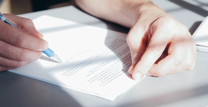 persona revisando documentacion de farmacia