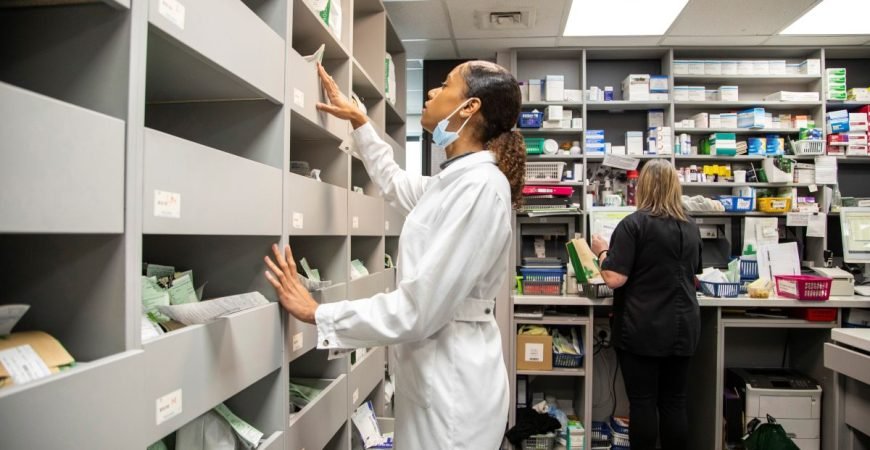 farmaceuta buscando medicamentos