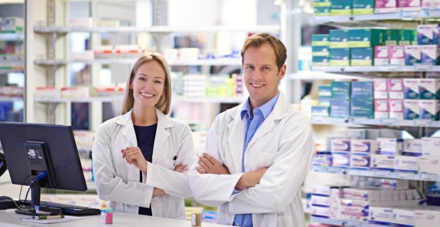 dos farmaceutas con licencia de farmacias en españa